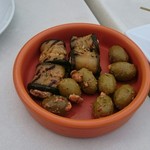 バルバッコア ビアガーデン - お通し(ズッキーニのチーズ巻とオリーヴ)