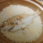 与太呂 - 食事（土鍋に入った炊きあがったばかりの鯛めし）