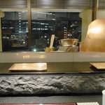 与太呂 - カウンターからは外がみえま。目の前で揚げたていただきま。