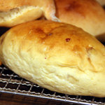 kuu. - おいもパン。キャラメリゼしたさつまいもが練り込まれています。2010年10月撮影。