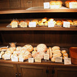 kuu. - パンが並ぶ棚。2010年10月撮影。