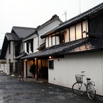 kuu. - 奥の駐車場側から旧16号方面を見ています。ウナギの寝床（笑）。2010年10月撮影。