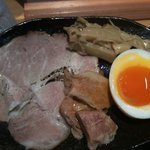 つけ麺 道 - つけ麺　別皿で提供されるトッピング（チャーシュー、メンマ、玉子）