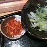 つけ麺 道 - 薬味（ネギと日替わりの「フライエシャロット＆フライガーリック＆粉唐辛子」）