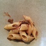 サグラ - サッポロクラシックで煮込んだ牛肉のペンネ