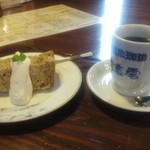 雪詩慕雲 - シフォンケーキ、ブレンド珈琲
      