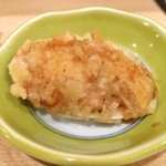 てんぷら・松 - 白貝はシイタケと一緒にカラごと揚げてます。
            お醤油で味付き。