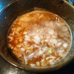 まるぶし　とんや - 【2016.7.13(水)】つけ豚そば(並盛・250g)800円のスープ