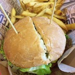 Teddy's Bigger Burgers - Biggerバーガーとサイドのフライドポテト