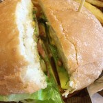 Teddy's Bigger Burgers - 頼むと半分に切ってくれます。