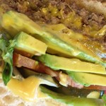 Teddy's Bigger Burgers - アボカドとチーズがいっぱい入っています。