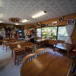 城山オレンヂ園 - 店内は色々なものが飾られていました。