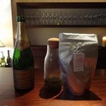 ラ カンロ - スパークリングのボトルとお茶のボトル　特選凍頂烏龍茶