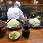 とんこ - カウンター越しに店主