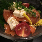 Izakaya Shefuzu - サーモンとチーズのわさび和え。