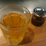 無添加焼きそば BARチェローナ - お茶と特製の辛味ソース