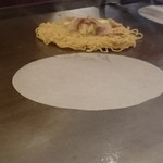 無添加焼きそば BARチェローナ - 調理スタッフが焼きそを、紙の上に乗っけて、客の手前の鉄板まで近づけてくれます。