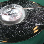 天橋立ワイナリー - 黒の器に白の粉砂糖
