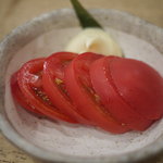 焼き鳥 ホルモン 境市場 - 冷やしトマト