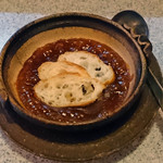 割烹 小門 - ランチに出てきたバケット添えのデミグラスソース