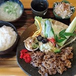 山小屋 - 焼肉定食１２５０円はお贅沢ランチ