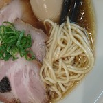 麺は低加水の張り張り麺