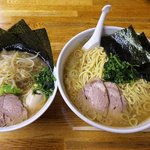 横浜らーめん東名家 - ｢やさいラーメン｣800円(並)と｢ラーメン｣(特盛り)の比較図