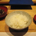 和食と酒 はれとけ - 天日干しのあきたこまち。粒が立っていて、噛みごたえがありウマい！！私の中でのあきたこまちの概念（水っぽく粘りがある感じ）が打ち消されました。