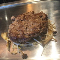 くずし鉄板 あばぐら 神田店 - 肉厚、大判のハンバーグ。