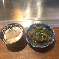 くずし鉄板 あばぐら 神田店 - イシガレイのひとくち刺身と牛スジ大根煮