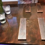 Otonano Okonomiyaki Kate-Kate - 卓上には鉄板が無くてガッカリや～と思っていたら、オーダー後、2本の棒状の板が準備されました