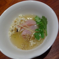 魚China YO - シェフお勧めのディナーコース　金目鯛のお刺身　上海ソースがけ