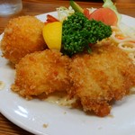 レストラン やましろ - ミックスフライ定食。イカ、海老、クリーム、豚。付け合わせもちゃんと美味しい！