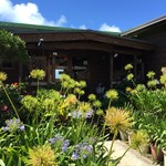 カフェくるくま - お店の前も独創的な雰囲気。