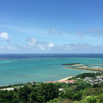 カフェくるくま - エメラルドグリーンの沖縄の海が目の前に広がります。