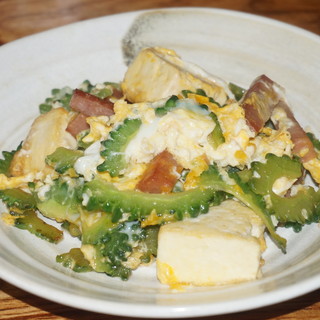 チャンプルーや泡盛など島の味覚を味わい尽くすコースがおすすめ