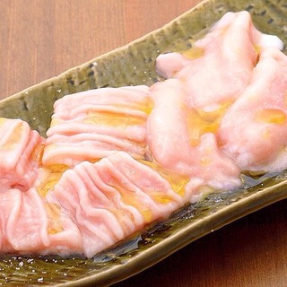 一品550円から！香ばしい炭火焼肉はハーフサイズ注文OK