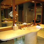 Amankila - 向かい合わせに２台並んだシンク。シンクの下にセキュリティーボックス