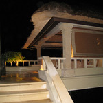 Amankila - プールスイートとコネクティングになっているオーシャンスイートへの路