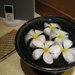 Amankila - ベッドサイドにはiPodとフランジパニの花