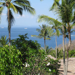 Amankila - テラスから眼下のビラの向こうに臨む海