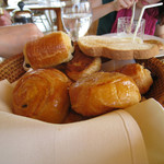 Amankila - 山盛りのペストリーバスケットは