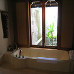 Amankila - 浴室にも明るい光が