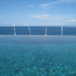 Amankila - 海に落ち込んでゆくようなインフィニティプール。白い昇りはイベントの合図