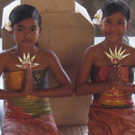 Amankila - フロントロビーにて、花飾りを作って、ゲストを出迎える少女