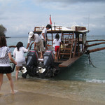 Amankila - 砂浜を歩いてアマンXII号に乗り込む。２階はふかふかのマットレスが