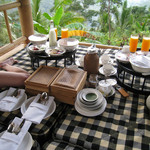Amankila - 準備された朝食。高床式の東屋にはふかふかのマットが