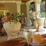 Amankila - 明るく開放的なビーチレストラン