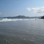 Amankila - 黒い砂のプライベート・ビーチ。人影はまばら