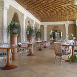 Amankila - 朝食はプールサイドレストランで。明るく開放的